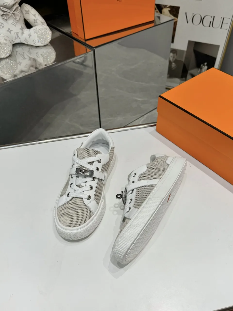 Men's Men's Shoes💰620❤️❤️❤️HERMES 2021 latest Kelly buckle white sneakers are online! The highest version on the market! Purchasing level quality! The H family rarely produces flat casual shoes, and they are styled with classic palladium-plated Kelly shoe buckles! Create a fashionable urban look that perfectly embodies the noble and elegant style of Hermès! Material selection: Fabric imported cowhide, lining + foot pads imported sheepskin, original molded TPU outsole, heavy gold molded kelly buckle full of texture Size: Female: 35-41 (41 is not returnable) Male: 39-45 (45 is not returnable)